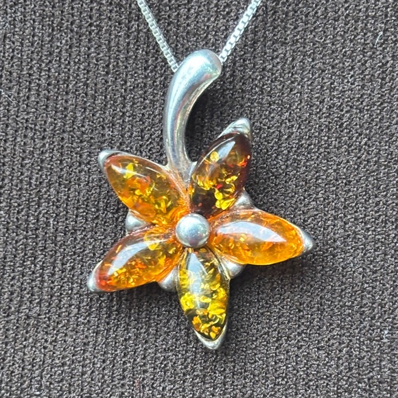 Vintage Jewelry - Genuine Amber Flower Pendant Necklace in 925 Sterling Silver – Vintage